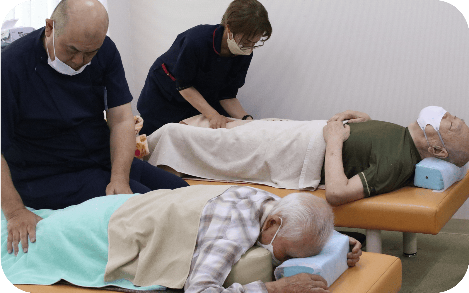Employee performs massage to a client