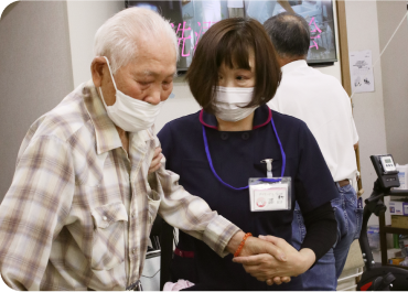 Picture of an employee assisting a client